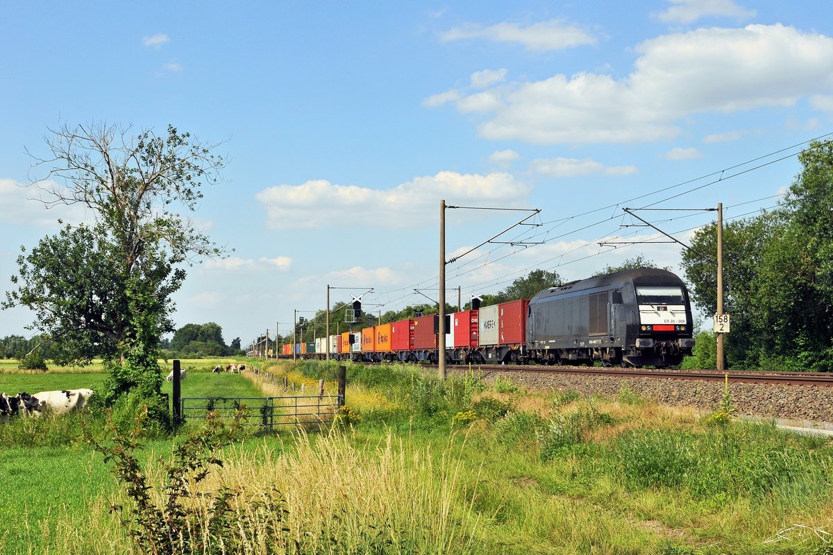 BRLL ER 20-008 (223 008), vermietet an LOCON, mit Containerzug DGS 68735 Bremen-Grolland - Bönen (Hüde, 26.06.2020).