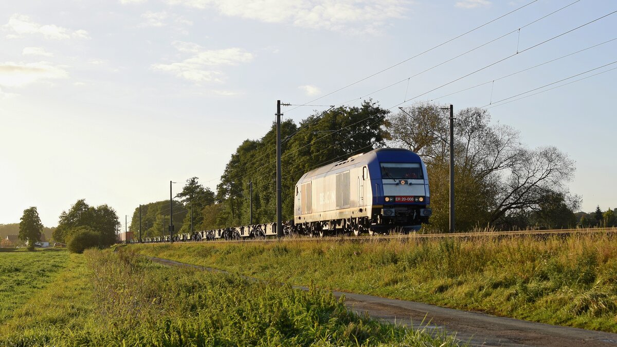 BRLL ER 20-008 (223 008), vermietet an LOCON, mit Containerzug in Richtung Löhne (bei Melle, 15.10.2021).