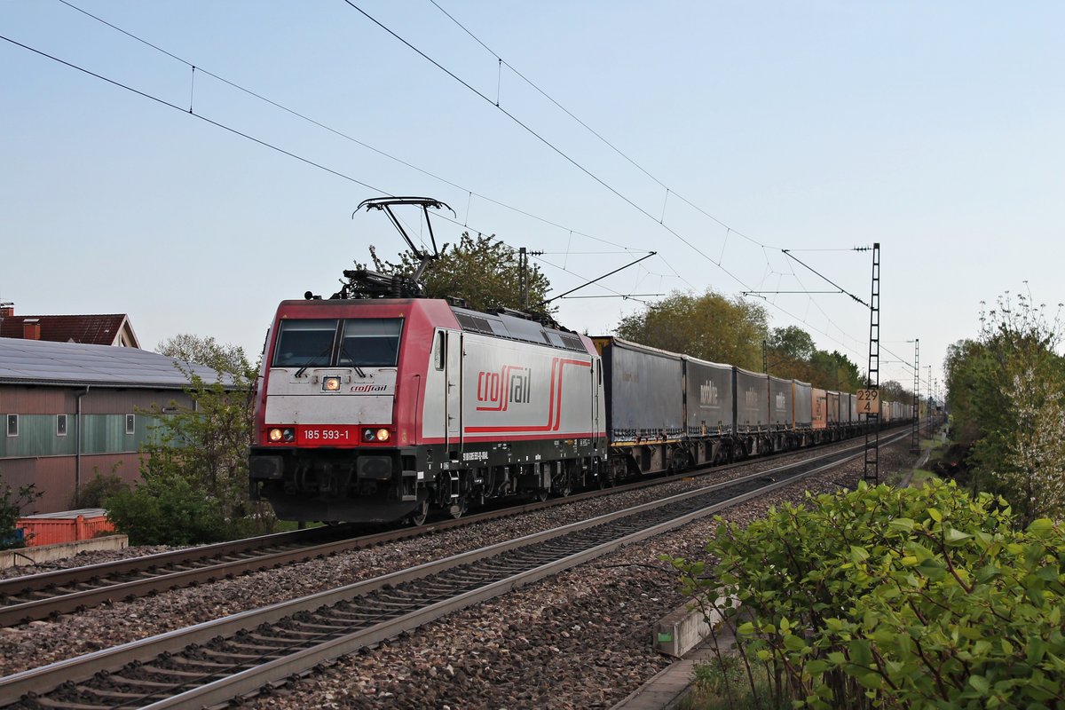 BRLL/XRAIL 185 593-1 am Nachmittag des 13.04.2017 mit einem bunten KLV nach Belgien, den sie bis Aachen West bringen wird, südlich von Heitersheim und fuhr in Richtung Norden.