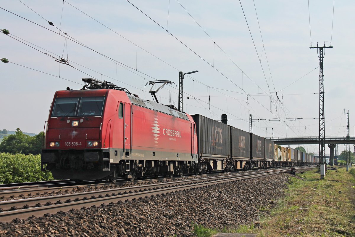 BRLL/XRAIL 185 596-4  Suzy  am Nachmittag des 19.05.2018 mit einem  GTS -Containerzug nach Belgien, den sie bis Aachen West bespannte, zwischen den Überholgleisen des Bahnhofs Müllheim (Baden) und duhr in Richtung Freiburg (Breisgau).