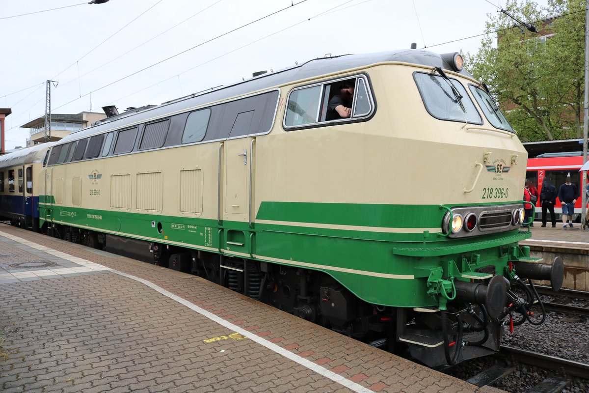 Brohltalbahn 218 396-0 mit einen Centralbahn Sonderzug nach Mönchengladbach am 28.04.18 in Trier Hbf 