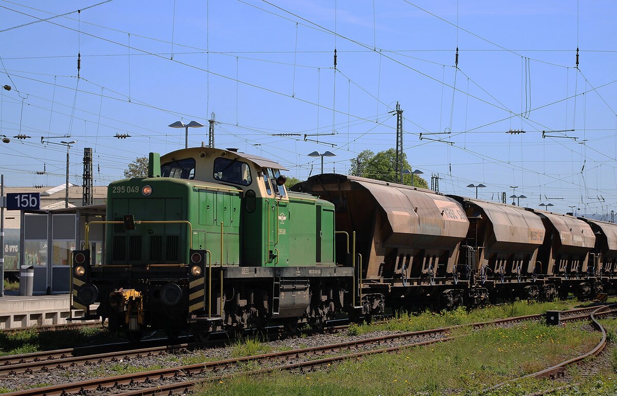 Brohltalbahn 295 049 rangiert einige Selbstentladewagen ins Bahnhof von Neuwied am 30 April 2026. Die wagen sind aus Andernach gekommen.  Das Bild wurde vom offentlicher Stelle gemacht. 