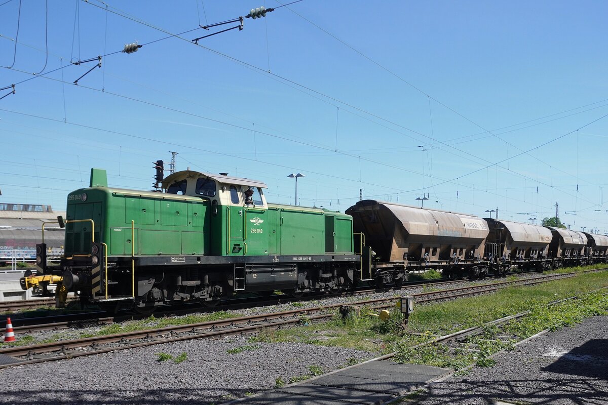 Brohltalbahn 295 049 rangiert einige Selbstentladewagen ins Bahnhof von Neuwied am 30 April 2026. Die wagen sind aus Andernach gekommen. Weil der Zug hier Kopf macht, gibt es einige Minute vor einige Fotos.
