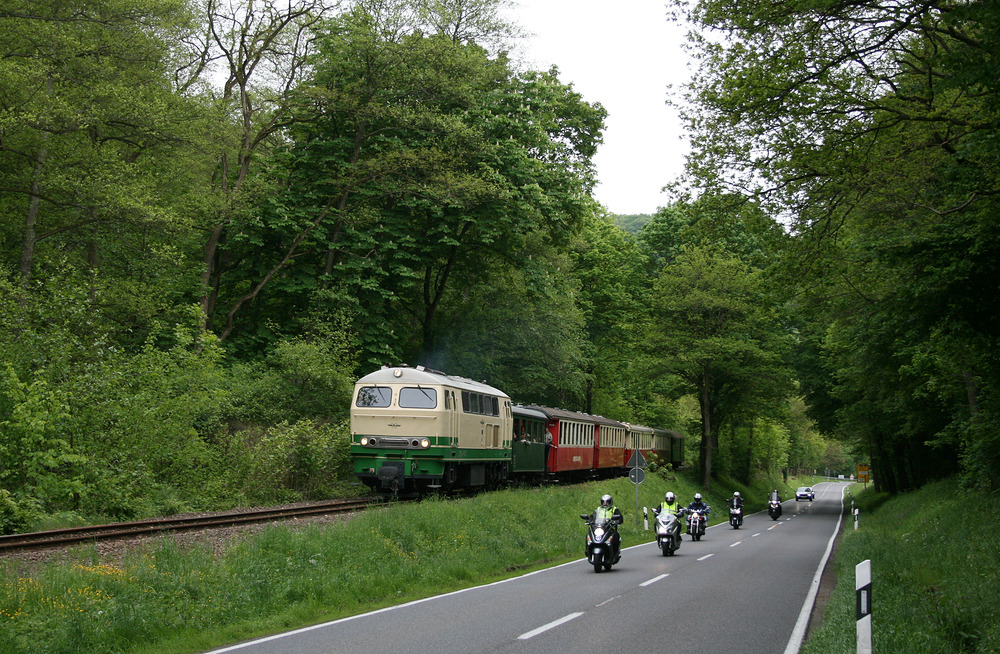 Brohltalbahn D 5 unterwegs im Brohltal in Richtung Brohl-Lützing.
Aufnahmedatum: 17.05.2012.