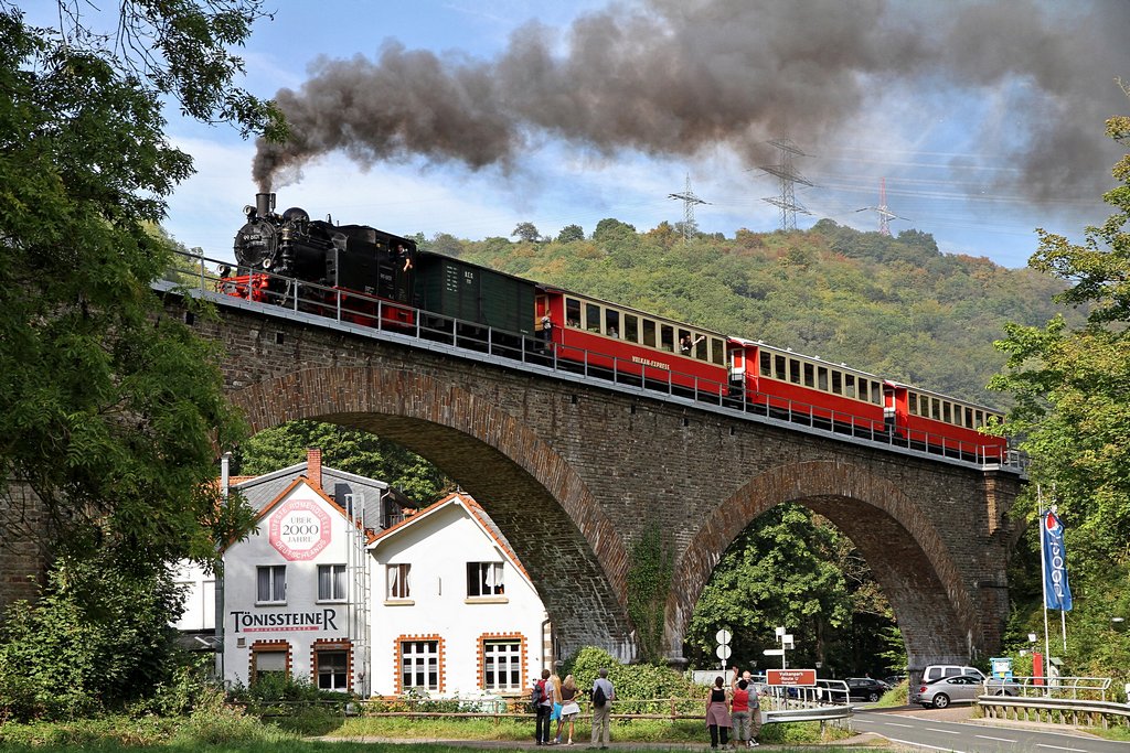 Brohltalbahn Dampf mit HSB 99 6101 am 02.09.2012  --  hier: Tnissteiner Viadukt im Halbschatten, dafr aber mit malerischer Rauchfahne  --  Weitere Fotos siehe auch in meinem http://www.Schmalspuralbum.de/ unter  Rheinland-Pfalz > Brohltalbahn > BTE Dampfbetriebstage - September 2012 , bzw. http://www.schmalspuralbum.de/thumbnails.php?album=426