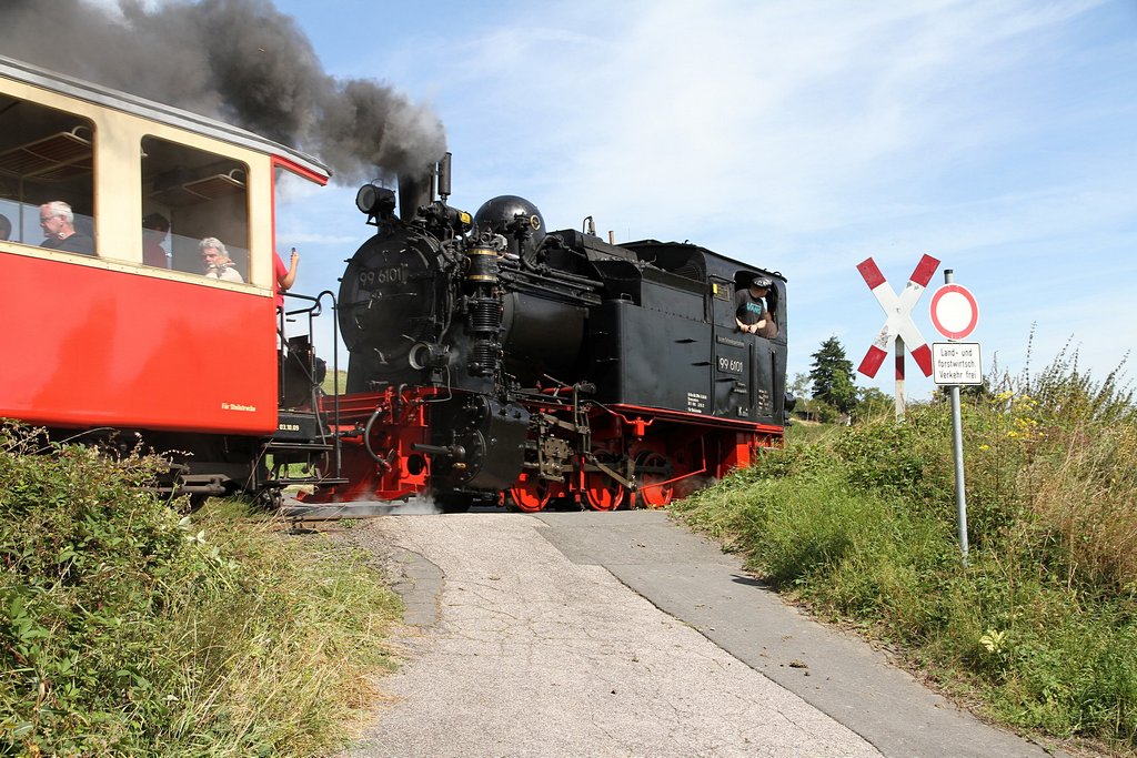 Brohltalbahn Dampf mit HSB 99 6101 am 02.09.2012  --  hier: Bahnbergang Ortsausgang Oberzissen Richtung Niederzissen  --  Weitere Fotos siehe auch in meinem http://www.Schmalspuralbum.de/ unter  Rheinland-Pfalz > Brohltalbahn > BTE Dampfbetriebstage - September 2012 , bzw. http://www.schmalspuralbum.de/thumbnails.php?album=426