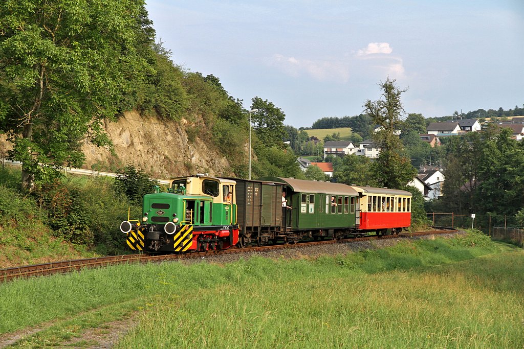Brohltalbahn - Nacht der Vulkane - 26.07.2014. Die bergan fahrende D1 in schönem Abendlicht bei Weiler. -- Komplette Bilderserie siehe http://www.schmalspuralbum.de/thumbnails.php?album=404