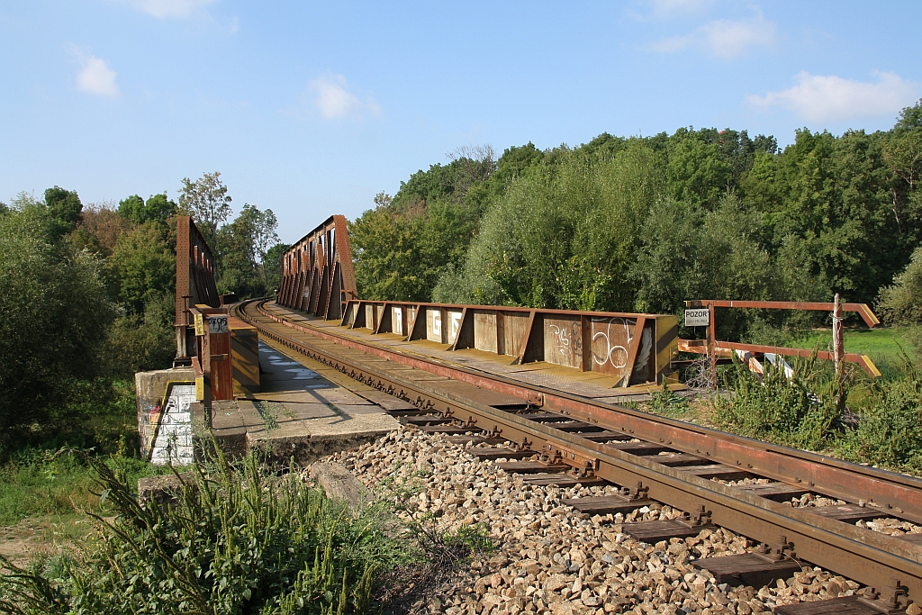 Brücke der KBS-Strecke 246 (Breclav - Znaim) über die alte Thaya (Stara Dyje) bei Breclav am 15.September 2018.