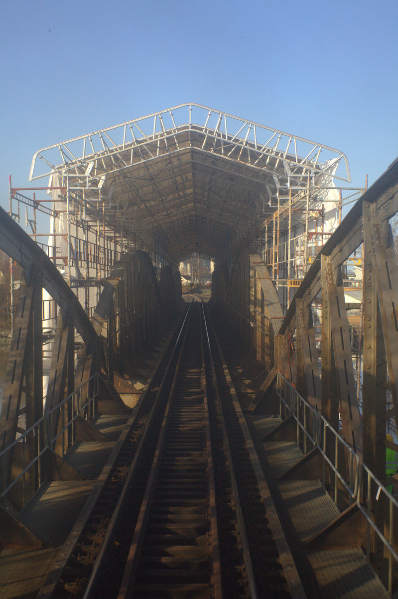  Brücke im Tunnel  14.04.2018  12:28 Uhr. Nähe Mosjoen.Ein neuer Anstrich wird aufgetragen.Brücke über die Vefsna