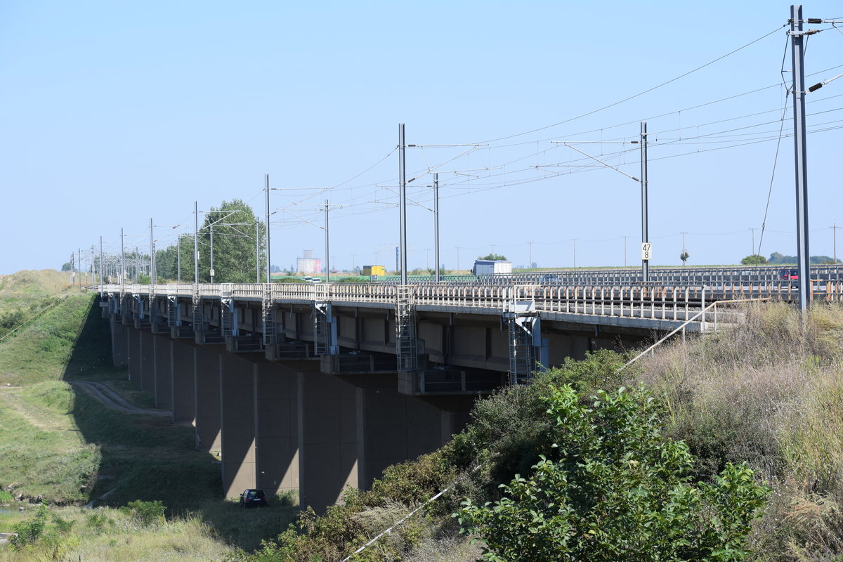 Brücke über dem Fluss Mostistea, auf der Strecke von Bukarest nach Constanta, 48 km von Bukarest entfernt. Foto vom 26.08.2017.
