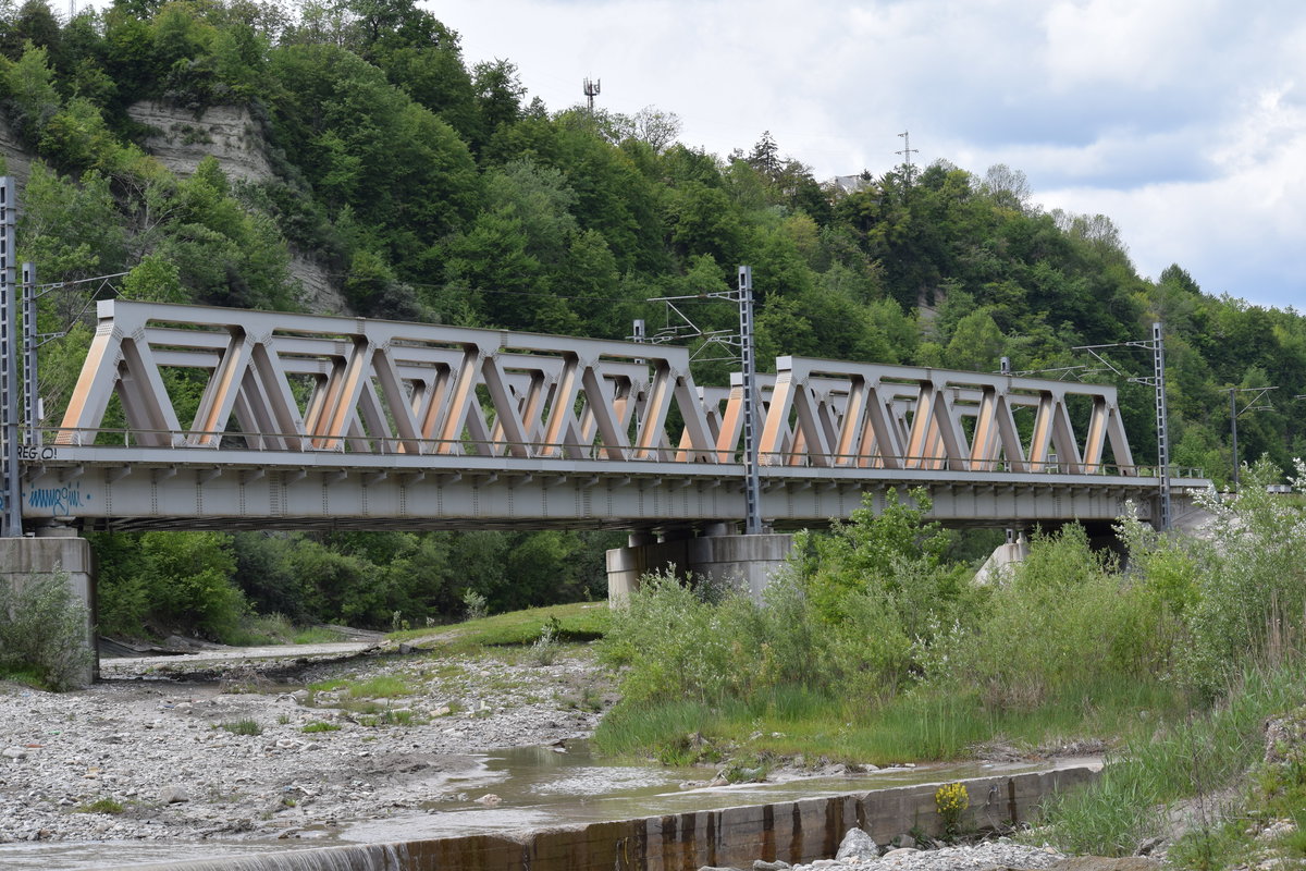 Brücke über dem Fluss Prahova in der Nähe der Sradt Comarnic (etwa 100 km nördlich von Bukarest). Foto vom 14.05.2016