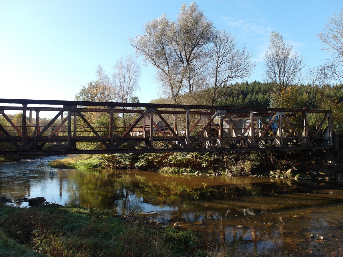 Brücke über die Freiberger Mulde (Nähe Zollhaus Bieberstein / Reinsberg) bei km 32,44 der ehemaligen Strecke Freital-Potschappel - Nossen (Wilsdruffer Netz); letzter Zugbetrieb war im Dezember 1973; Foto vom 19.10.2014
