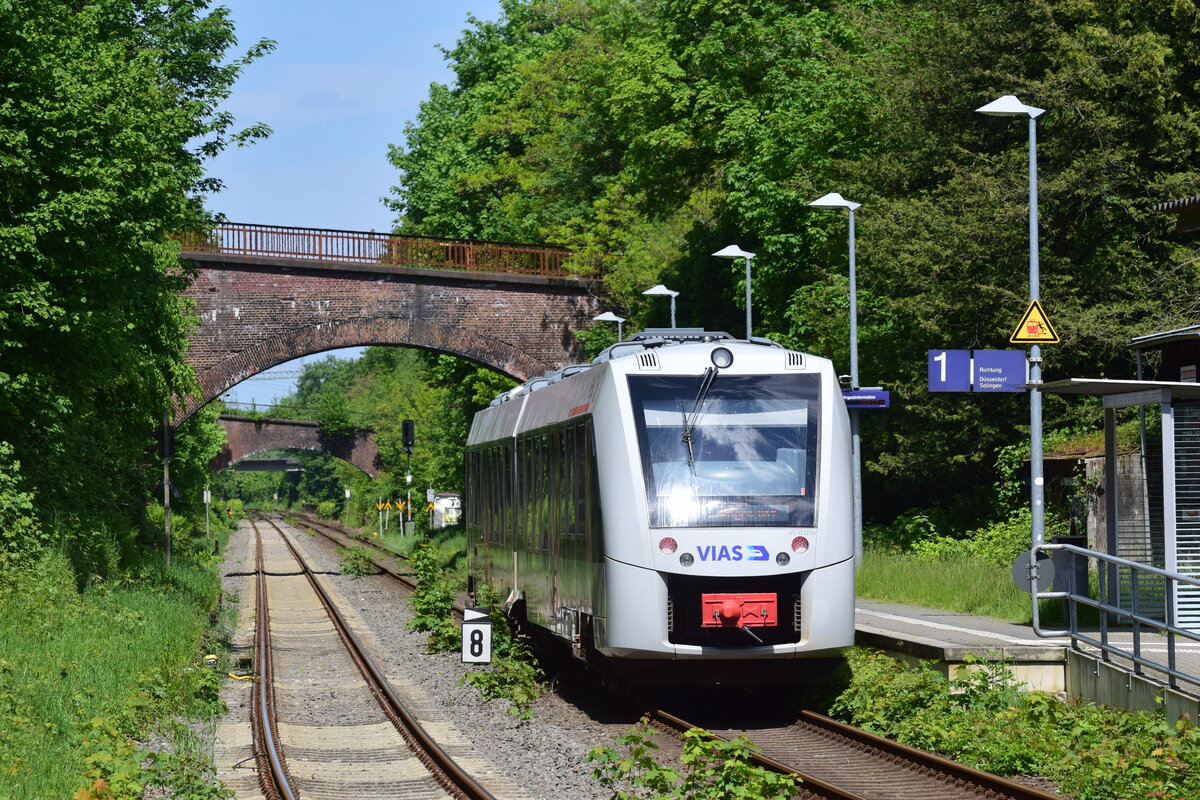 Brücken Brücken Brücken. Zahlreiche Brücken begleiten die Strecke Solingen - Remscheid - Wuppertal. Hier steht ein LINT der Vias gerade in Solingen Schaberg auf den Weg nach Solingen Hbf.

Solingen 19.05.2023
