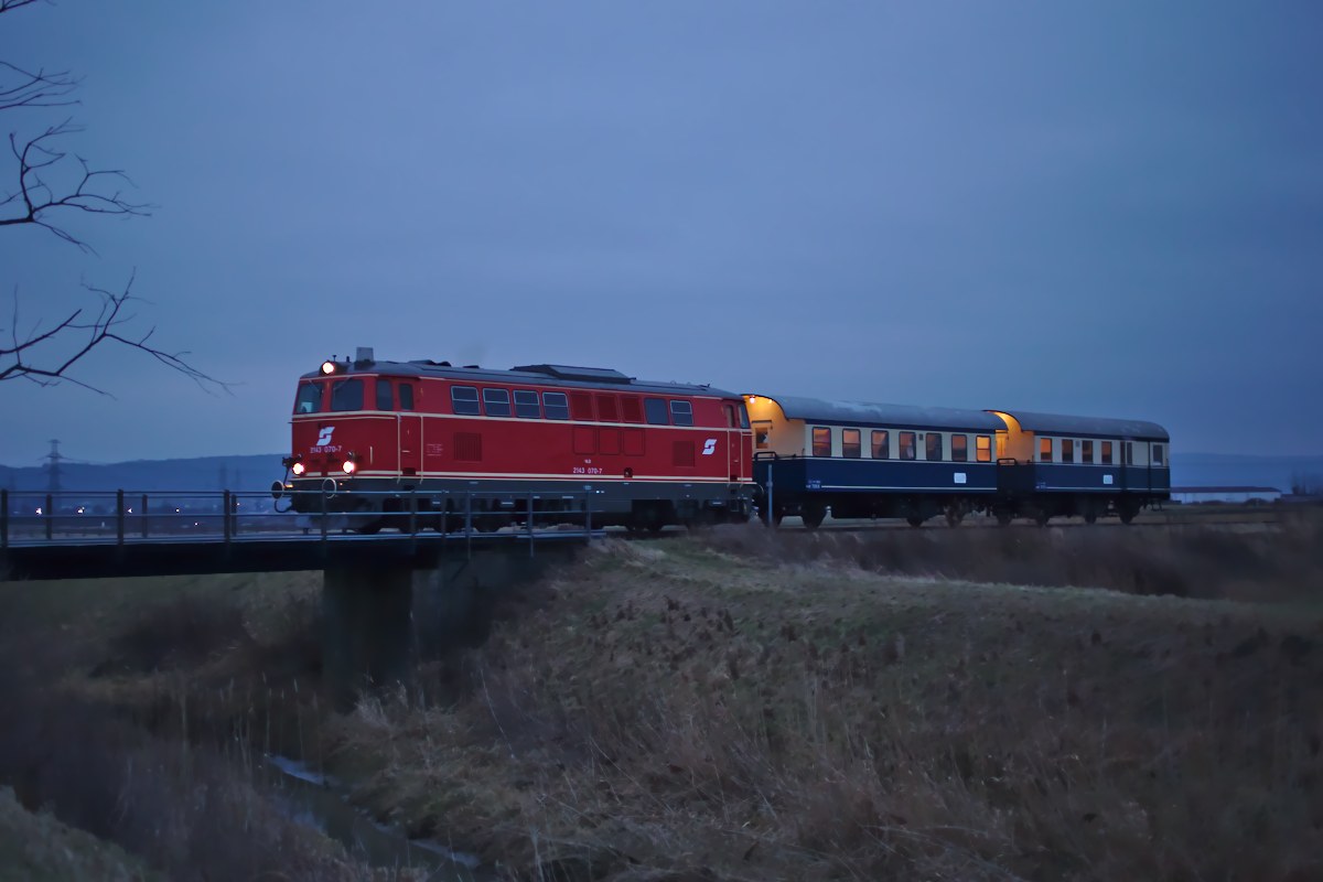 Brücken gibt es auf der Landesbahn sehr wenige. Eine davon verläuft in der Nähe Stetten über den Donaugraben. Im letzten Abendlicht ist hier die 2143.70 des Vereins Neue Landesbahn mit ihrem kurzen aber sehr fotogenen Zug nach Ernstbrunn unterwegs (24.01.2015)