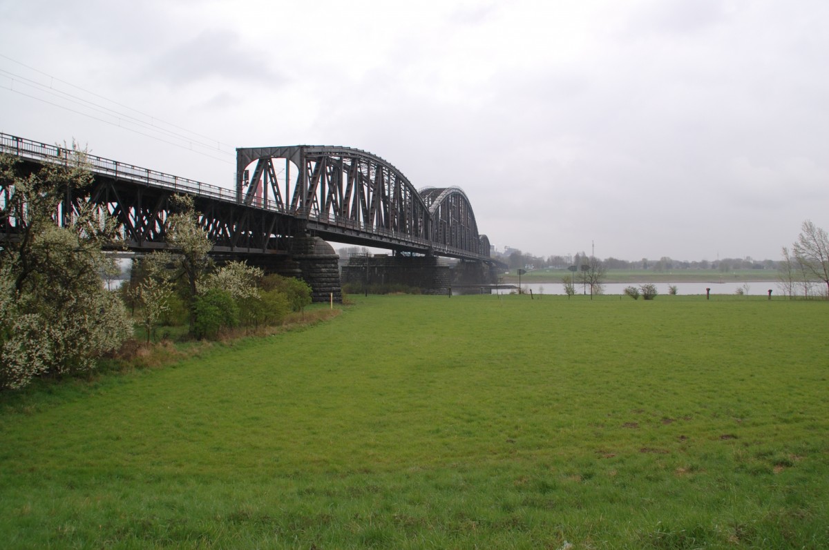 Brückenansicht zwischen Beeckerwerth und Bearl vom linken Rheinufer aus fotografiert. 9.4.2012