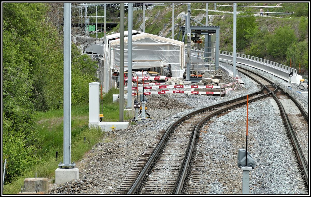 Brückenbaustelle Hinterrhein in Reichenau-Tamins. Die Züge Richtung Oberland verkehren bis zur Fertigstellung der alten Brücke über die provisorische Verbindung zur neuen Brücke. (08.05.209)
