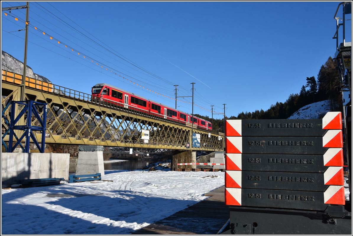 Brückenbaustelle Neue RhB-Hinterrheinbrücke bei Reichenau-Tamins. Ein riesiger Liebherr Kran wurde montiert, um die neue Brückenteile zu positionieren. S2 1559 mit ABe 4/16 3102. (25.12.2017)