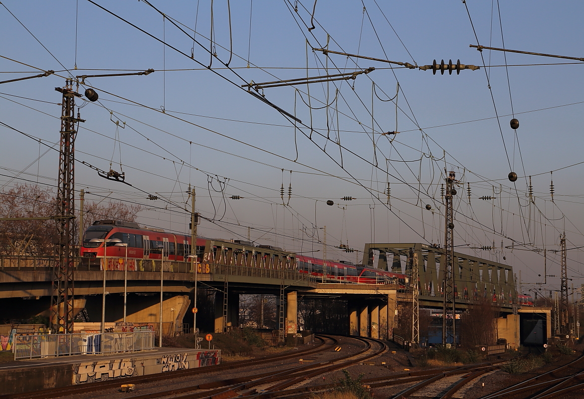 Brückenbauwerk am Bahnhof Köln-Deutz, aufgenommen am Abend des 13.03.2014.