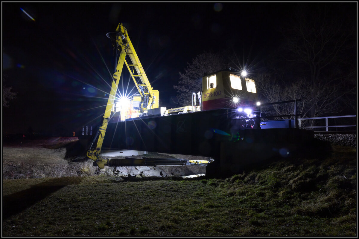 Brückeninspektion im Netz der GKB . 
In der vergangenen Nacht starteten Inspektionsarbeiten an den zahlreichen Brücken im Netz der GKB . Dazu wurde der BCR 100 eingesetzt. 
Hier bei Wies wird die Brücke über die Sulm begutachtet. 
6.03.2022 