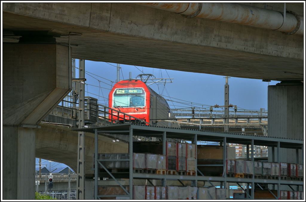 Brückenlabyrinth in Zürich Hardbrücke mit RE nach Aarau. (19.06.2014)