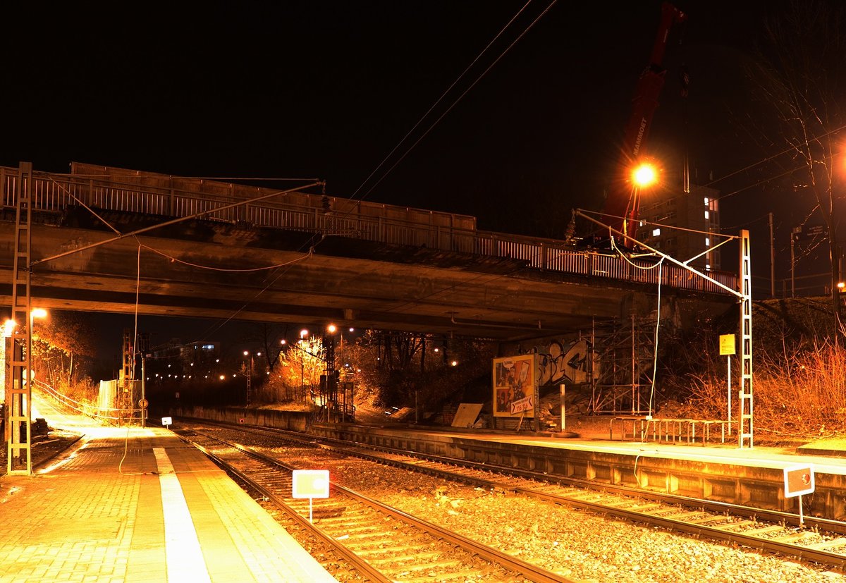 Brückensanierung in der Zscherbener Straße in Halle (Saale): Blick auf die ruhige Brückenbaustelle samt Kran. [25.11.2017 | 21:25 Uhr]
