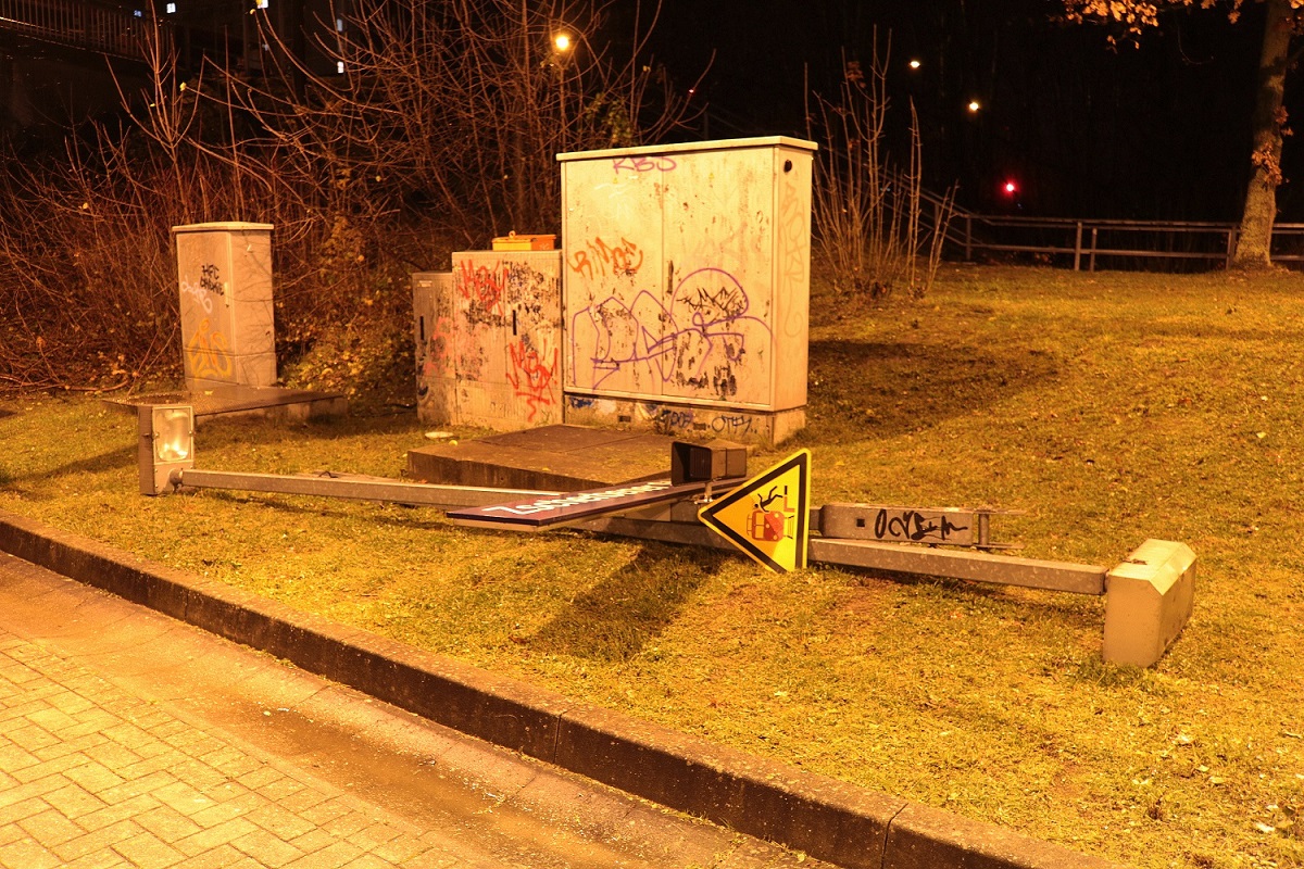 Brückensanierung in der Zscherbener Straße in Halle (Saale): Für die Arbeiten wurden vorübergehend Laternen und Stationsschilder am Haltepunkt entfernt. [25.11.2017 | 21:35 Uhr]