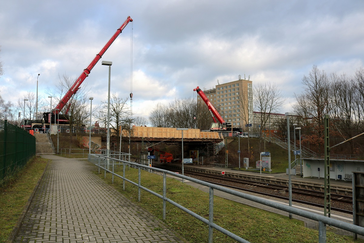 Brückensanierung in der Zscherbener Straße in Halle (Saale): Im Moment finden Kranarbeiten an der kurz zuvor eingesetzten Hilfskonstruktion am Haltepunkt statt. [26.11.2017 | 12:35 Uhr]