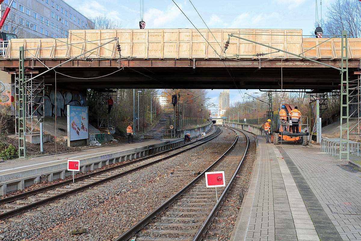 Brückensanierung in der Zscherbener Straße in Halle (Saale): Auf den Bahnsteigen unter der Brücke finden ebenfalls wichtige Arbeiten statt. [26.11.2017 | 12:47 Uhr]