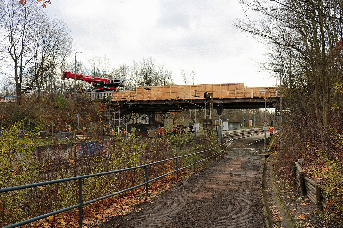 Brückensanierung in der Zscherbener Straße in Halle (Saale): Vom nördlichen Zugang zu Gleis 2 des Haltepunkts kann man die Arbeiten auf der anderen Brückenseite beobachten. [26.11.2017 | 12:55 Uhr]