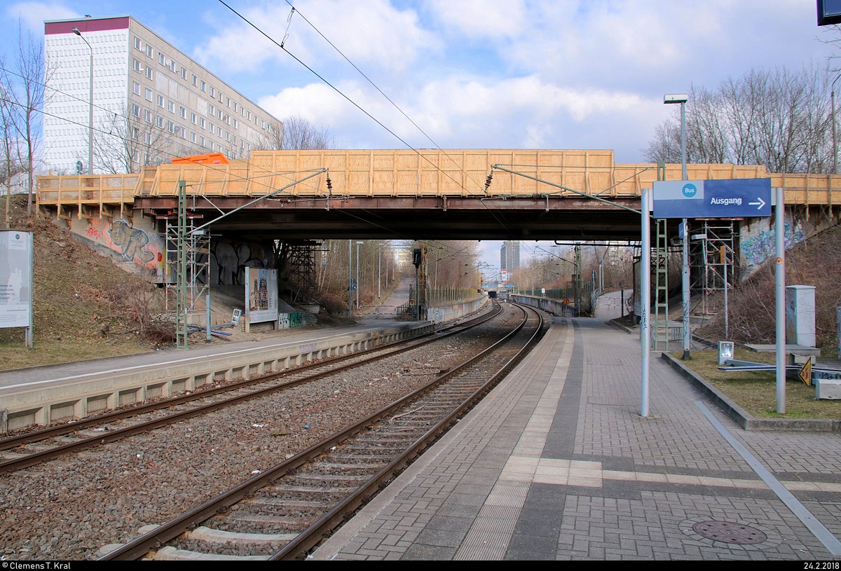 Brückensanierung in der Zscherbener Straße in Halle (Saale): Seit dem 19.2.2018 gehen die Arbeiten weiter; der S-Bahn-Verkehr wird aber aufrechterhalten. [24.2.2018 | 10:39 Uhr]