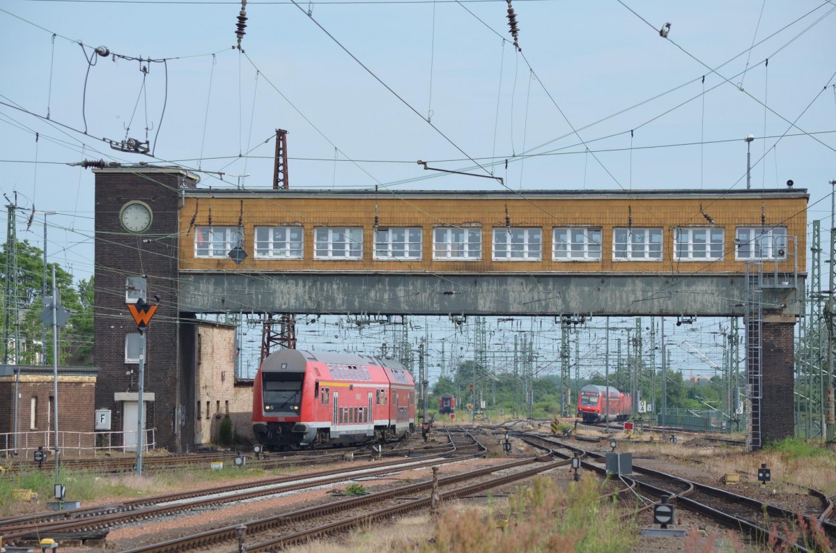 Brückenstellwerk Hp 5 Halle (Saale) unterdem gerade der RB nach Nordhausen Doppelstocksteuerwagen DB 50 80 86-03 129-3 DABbuzfa voraus bereitgestellt wird 14.06.2015
