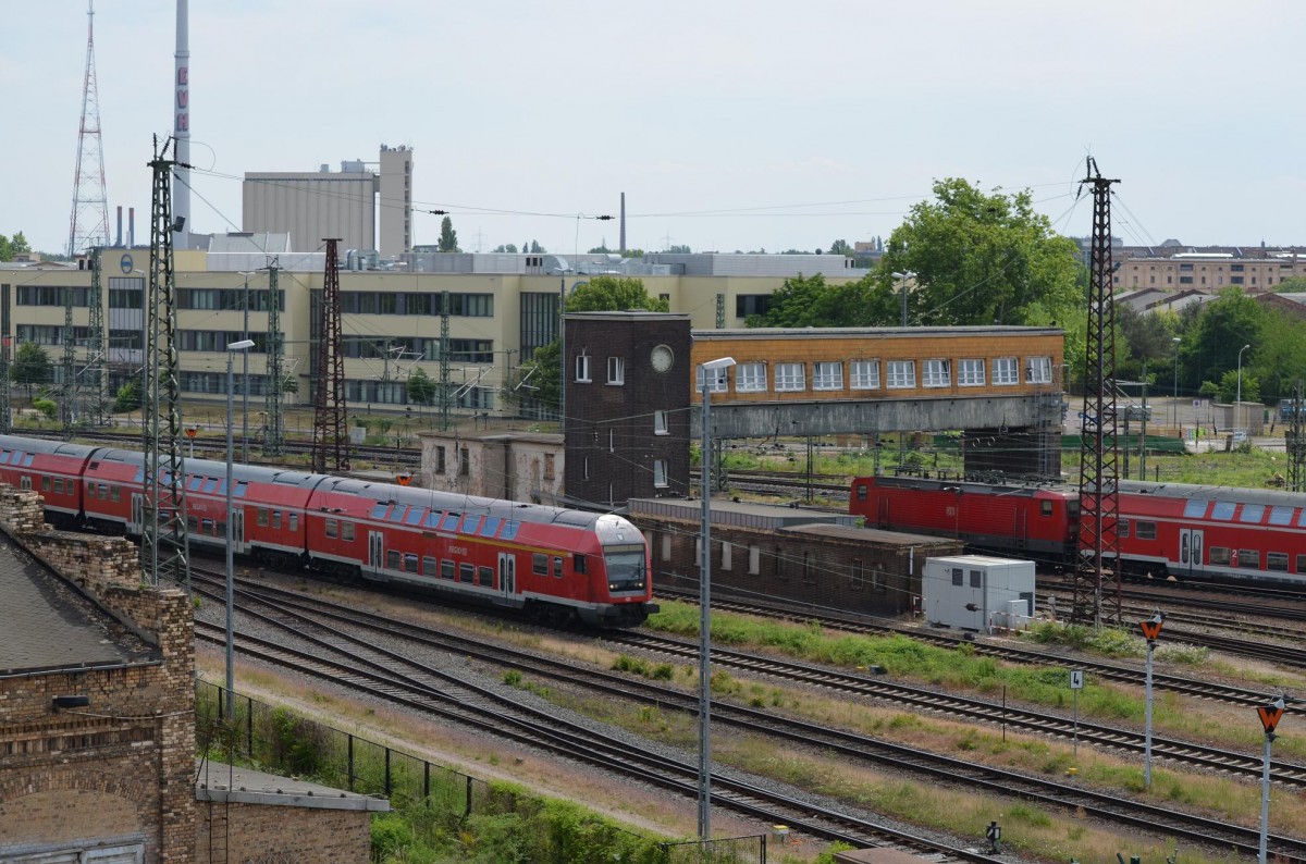 Brückenstellwerk Hp 5 Halle (Saale) mit Doppelstocksteuerwagen DB 50 80 86-33 015-8 DABbuzfa 14.06.2015