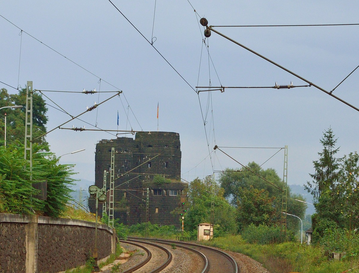 Br�ckent�rme der ehemaligen Ludendorff-Br�cke auf Erpeler-Seite.
Blick vom Bahnhof Erpel. 8.9.2013