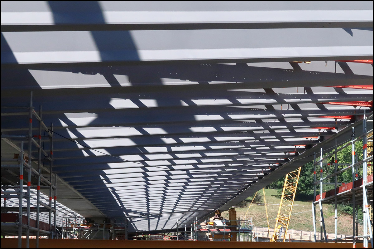 Brückenuntersicht -

So offen wird die neue Neckarbrücke in Stuttgart Bad Cannstatt natürlich nicht bleiben. Auf dieser Seite werden dann die S-Bahnen verkehren,  im Gegensatz zu heute ungestört von Regionalzügen.

12.08.2018 (M)