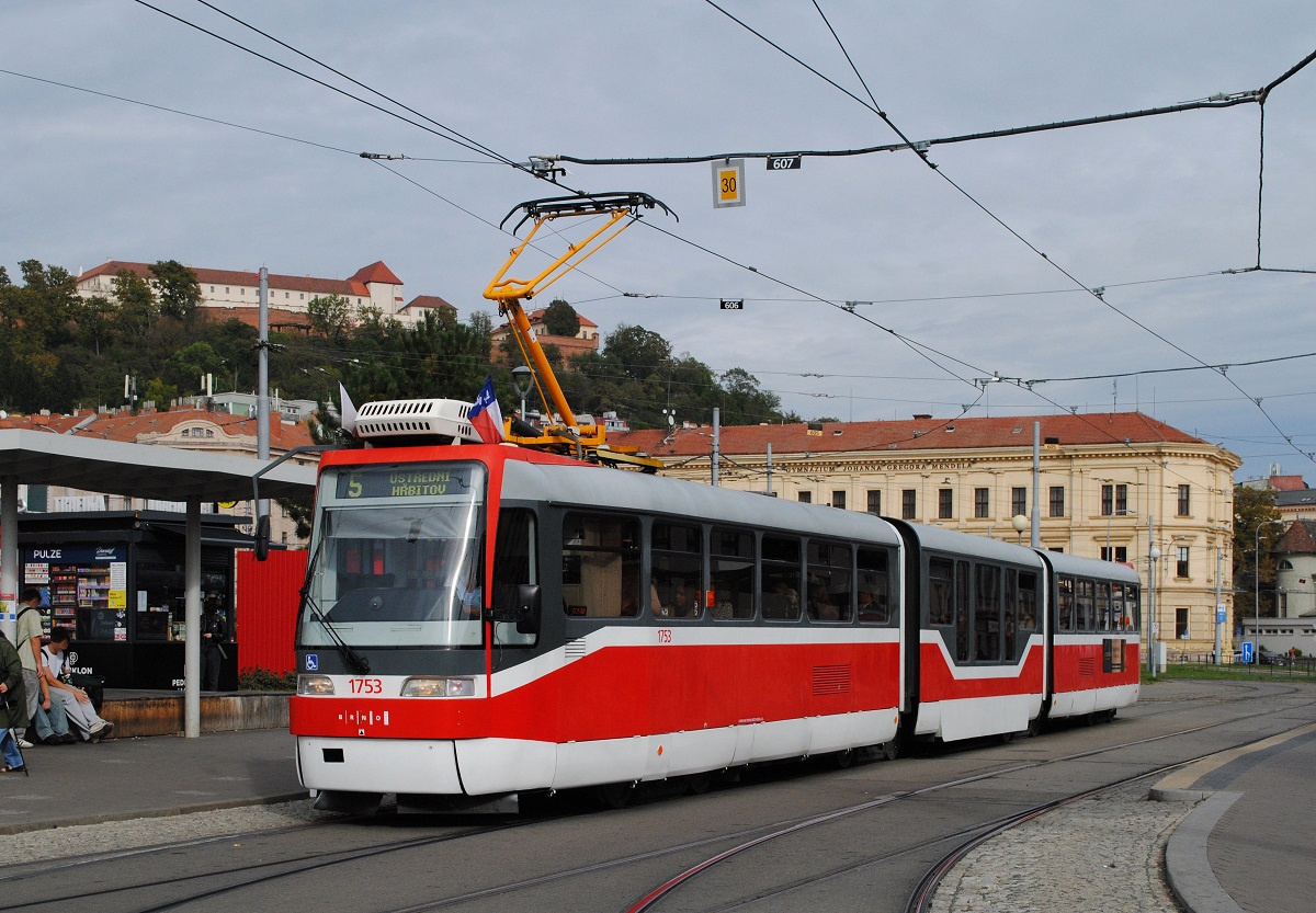 Br�nn: K3R-N 1753 als Linie 5 zum Ustredni hrbitov (Zentralfriedhof) am Mendlovo namesti, links im Hintergrund erhebt sich die Burg Spilberk. (08.10.2026)