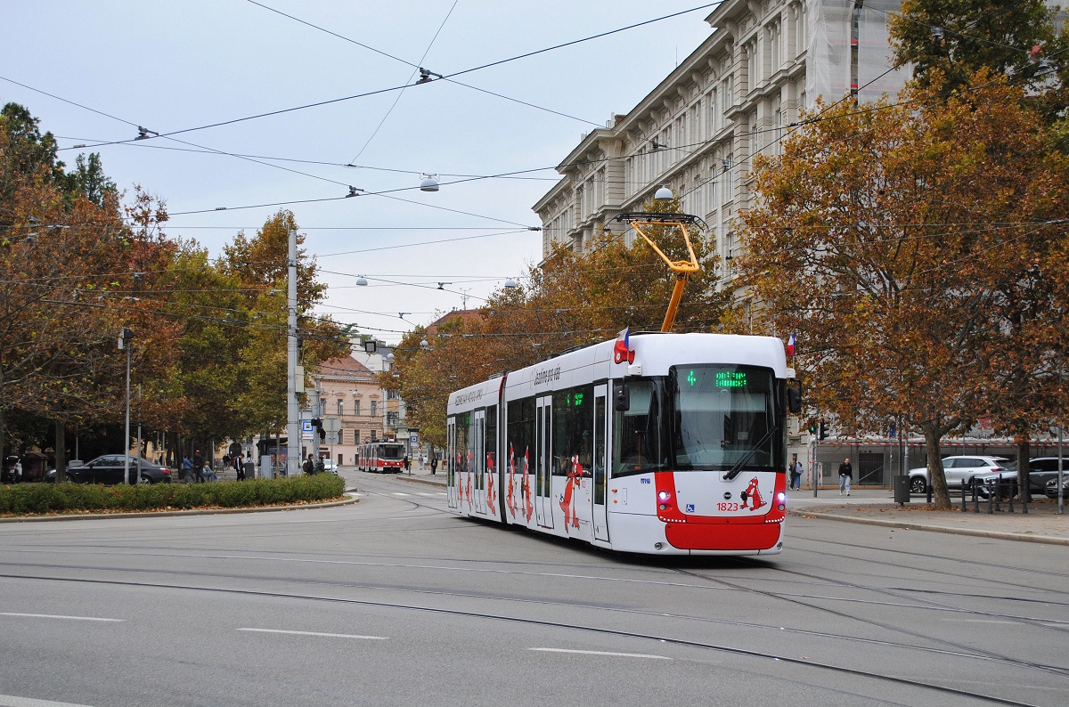 Br�nn: Tw.1823 der Linie 4 im  Drak-Design  �berquert auf der Fahrt nach Obrany/ Babicka den Komenskeho nam. (08.10.2026)
