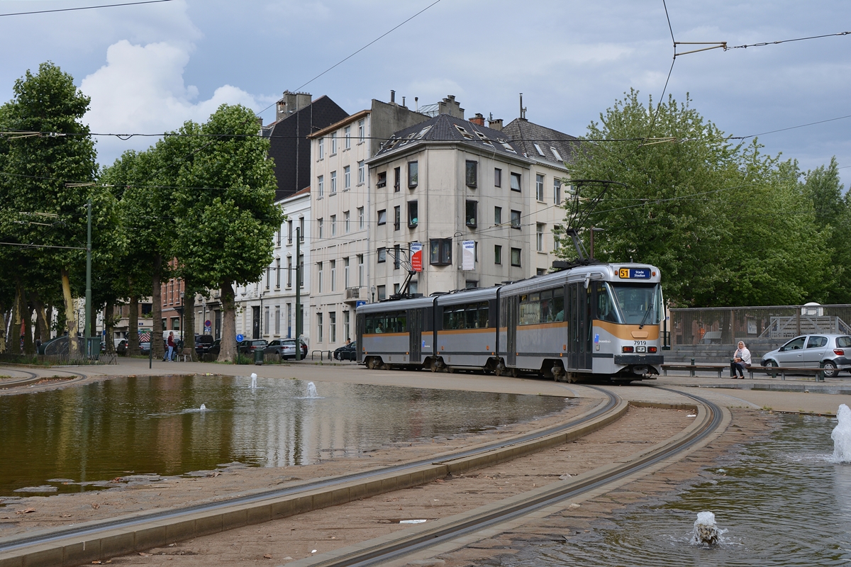 Brüssel (Bruxelles), Porte du Rivage. BN PCC 7900 #7919 auf der Linie 51 nach Stade. Die Aufnahme stammt vom 11.07.2017.