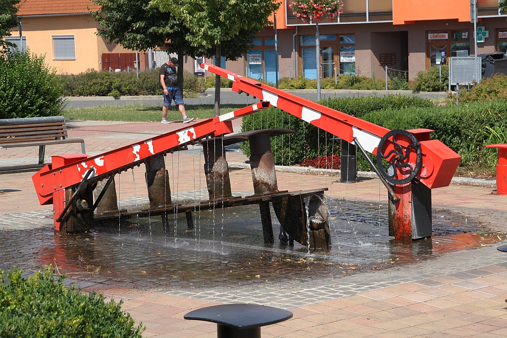 Brunnen auf dem Vorplatz des Bahnhof Otrokovice am 06.Juli 2019.