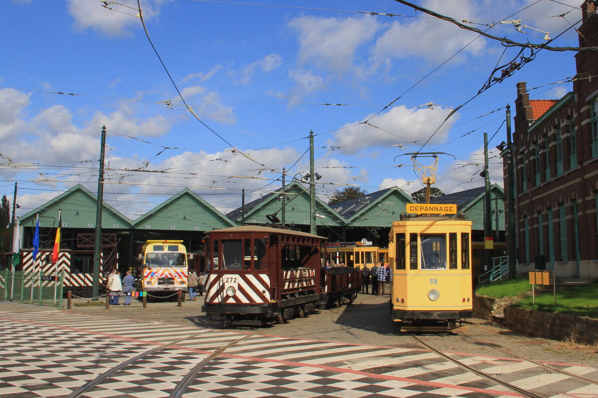 Brussels, Belgium
30th anniversary of the Musée du Transport Urbain Bruxellois
Circulation of preserved tramways and buses
Preserved truck 272 + trailer 209 and truck 59 + trailer 115, at the museum, on avenue de Tervuren
7/10/2012