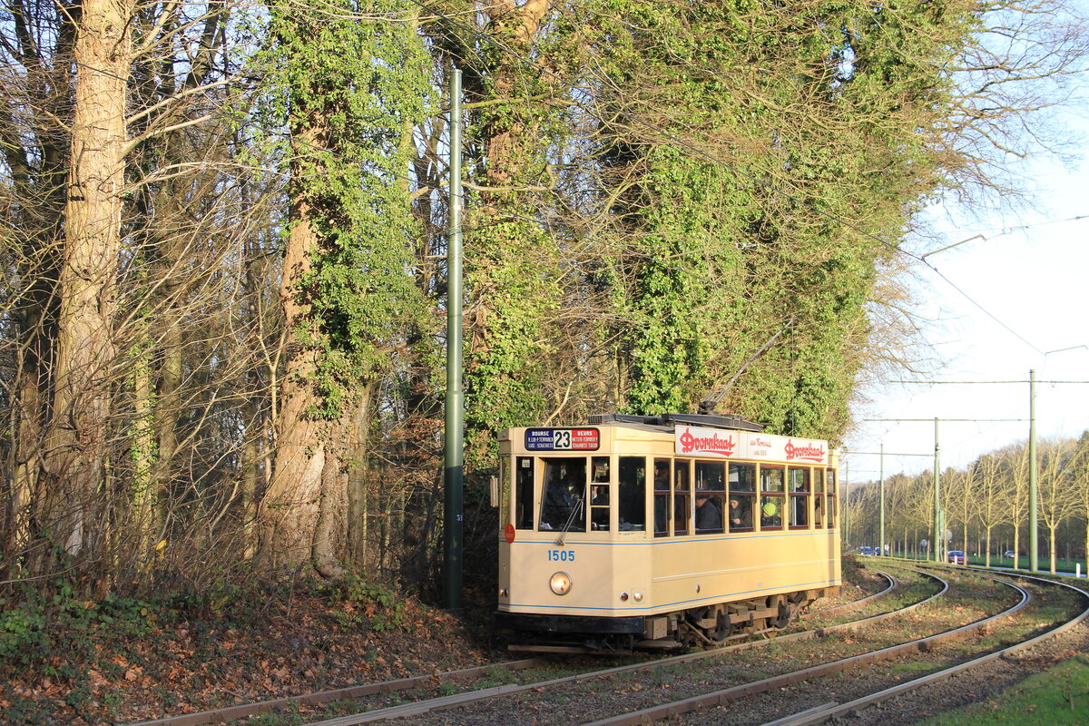 Brussels, Belgium
Circulation of preserved tramway 1505 on avenue de Tervuren
15/12/2013