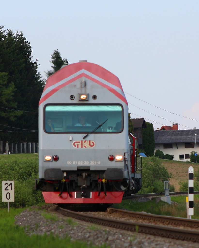 BS 201 hörte einst auf den Namen  Friderike  hier wird er von DH 1500.1 nach Groß Sankt Florian geschoben. 4.06.2014

 