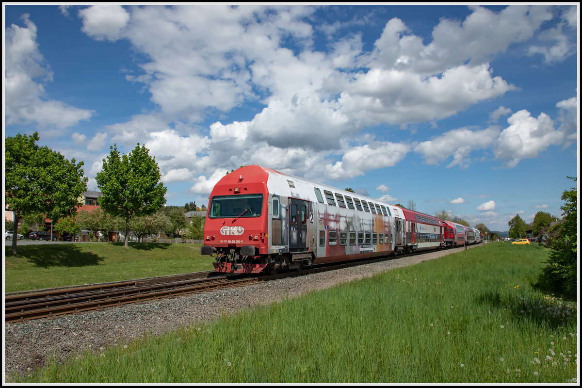 BS 205 führt die Überstellfahrt der Doppelstockwagen nach Wies Eibiswald an . 
Hier in der Halte und Ladestelle Pölfing Brunn . 
30.04.2020