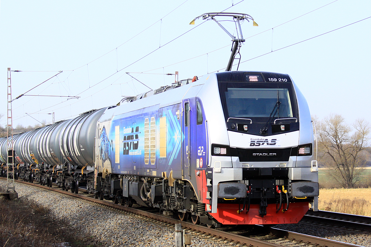 BSAS EisenbahnVerkehrs GmbH 159 210 am 23.02.2021 mit Kesselwagen nördlich von Salzderhelden am BÜ 75,1 in Richtung Hannover