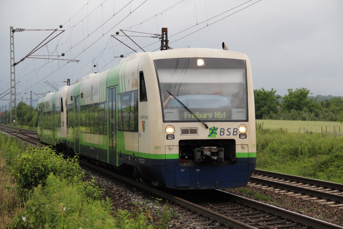 BSB 88475 (Waldkirch - Freiburg Hbf) bestehend aus VT11  Gundelfingen  und VT10  Winden im Elztal  kurz nach der Ausfahrt aus Denzlingen. 18.06.2015