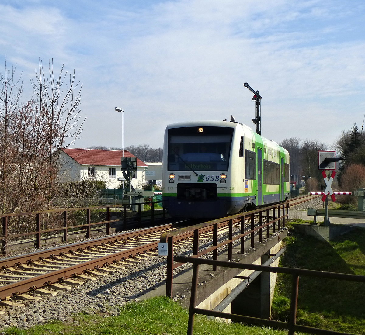 BSB-Triebwagen auf der Fahrt von Freiburg nach Breisach, hier kurz vor dem Bahnhof Gottenheim, Mrz 2017