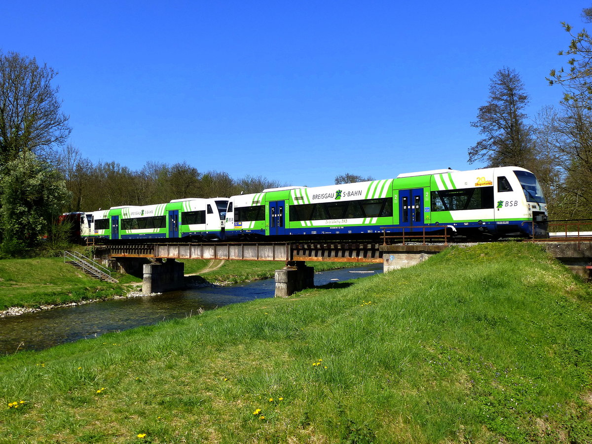 BSB-Triebwagen auf der Fahrt zwischen Breisach und Freiburg, hier bei der �berquerung der Dreisam bei Hugstetten, April 2017