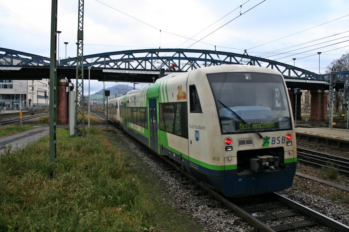 BSB-VT 013 rangiert zusammen mit dem SWEG-VT 507 am Nachmittag des 14.12.13 aus dem Freiburger Hbf.