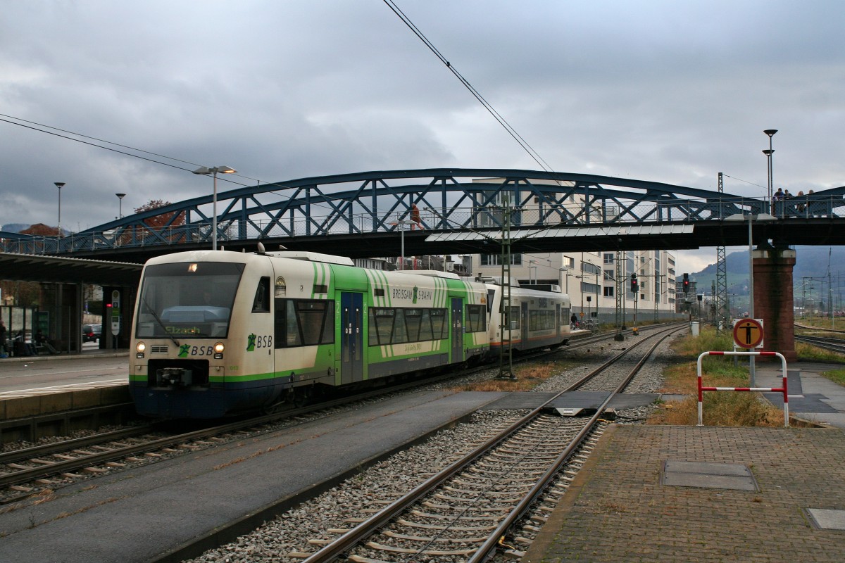 BSB-VT 013 und VT 507 der SWEG am Nachmittag des 14.12.13 bei der Bereitstellung auf Gleis 1 in Freiburg (Breisgau) Hbf.
In Krze geht es fr die beiden RegioShuttles in Richtung Elzach los.