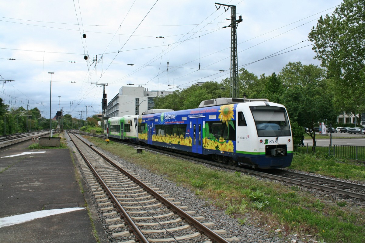 BSB-VT007 und BSB-VT 020 auf dem Weg von Freiburg (Breisgau) Hbf nach Elzach am 03.05.14 beim Verlassen des Abgangsbahnhofs.