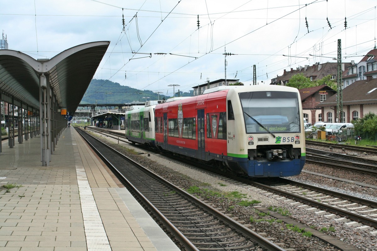 BSB-VT017 und BSB-VT 001 bei der Einfahrt aus Richtung Elzach in Freiburg (Breisgau) Hbf. Das Bild entstand am Nachmittag des 03.05.14.